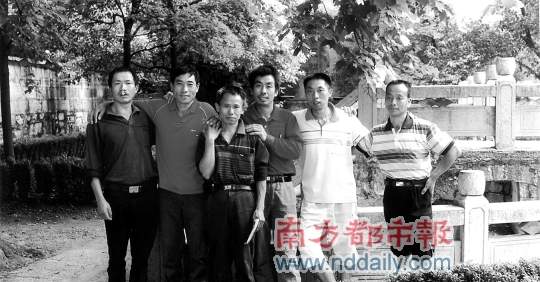 </p><p>李廷贵走后,与他一起维权的6位兄弟拍下这张合影,甚至做好了随他而去的准备。</p><p>