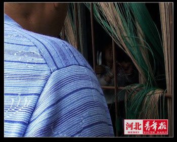 男子因矛盾劫持前妻 女儿哭求狙击手别开枪