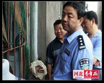 男子因矛盾劫持前妻 女儿哭求狙击手别开枪