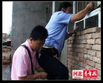 男子因矛盾劫持前妻 女儿哭求狙击手别开枪