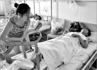 父亲离家出走躲赌债 儿子跳楼唤其回家(图)