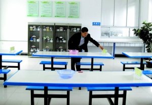 陕西吴起全民免费教育:政府向学校借车开会