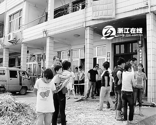 应香玉家门口围满了人。