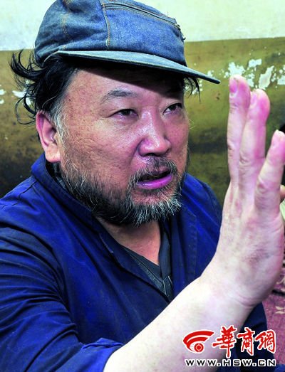 儿子受同学欺负被父亲关在家8年患上精神病