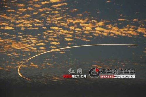 7月3日常宁市天堂湖上空出现不明飞行物划出的一道亮光。(上图)