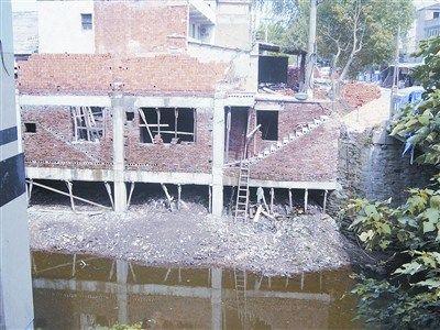 违建私宅侵占泄洪河道3米被责令限期自拆
