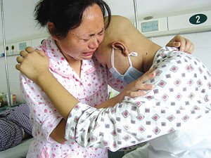 打工家庭父子均患重病 为救对方相互推脱治疗