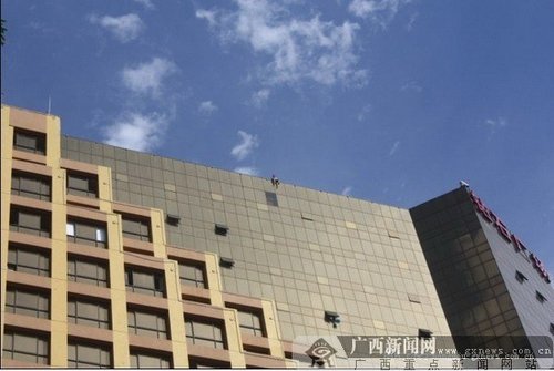 丈夫手指被削断妻子绝望跳楼 未签合同维权难