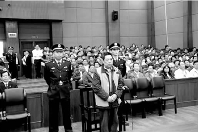 郑樟林在法庭上受审 郑樟林在法庭上受审