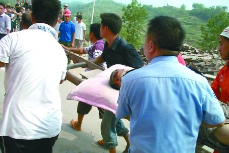 货车撞垮民房已致1死5伤 掩埋人数不详(图)