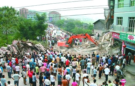 货车撞垮民房已致1死5伤 掩埋人数不详(图)