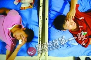 市政执法车与摩托相撞 两名伤者3小时无人管
