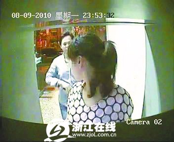 女子在ATM机前遭劫 警方公布劫匪真面目(图)