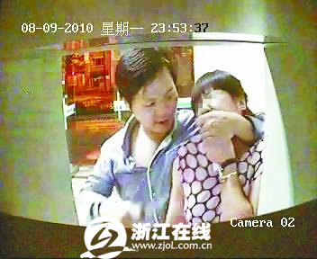 女子在ATM机前遭劫 警方公布劫匪真面目(图)
