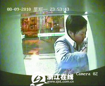 女子在ATM机前遭劫 警方公布劫匪真面目(图)