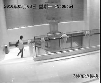 大学毕业生假冒婚庆人员诈骗百万(组图)
