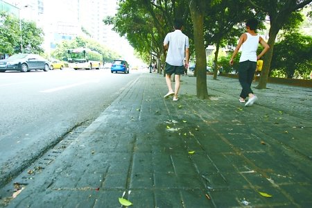 出租车轮飞出百余米 砸中灶台打翻油锅烫伤人