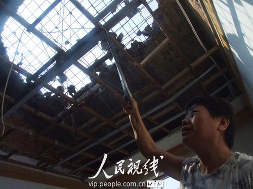 六旬老太死守危楼对抗强制拆迁。