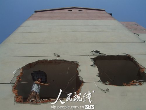 六旬老太死守危楼对抗强制拆迁。