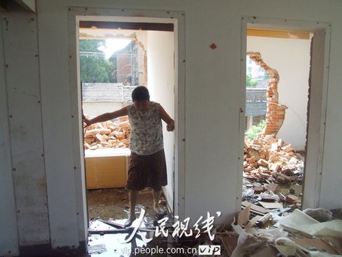 六旬老太死守危楼对抗强制拆迁。