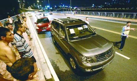 男子横卧马路 10分钟内被三辆车碾过后死亡