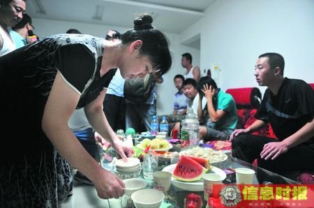半夜到家,母亲已为许霆煮好饺子。广州日报记者 海国