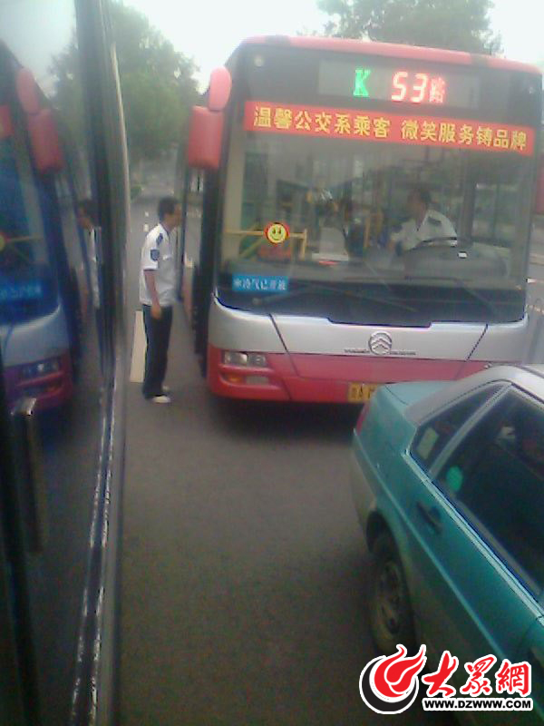 济南两公交市区飙车 乘客劝解被打喷血