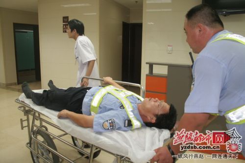 河北沧州交警查酒驾被轿车拖行千米(图)