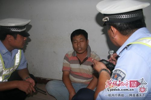 河北沧州交警查酒驾被轿车拖行千米(图)