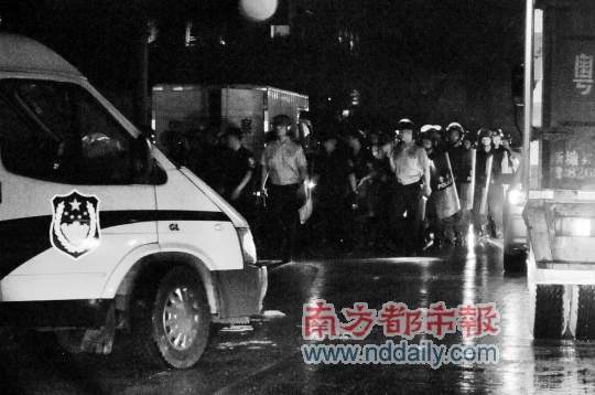</p><p>昨晚9时许,大批带防暴盾牌、警棍等设备的警察从增城瑶田村撤离。 南都记者 梁炜培 摄</p><p>
