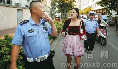 交警追查骄交通违规车辆遭女子抓得满脸伤(图)