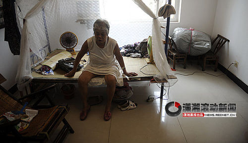 八旬老太反锁家门 每日爬木梯翻窗回家(图)