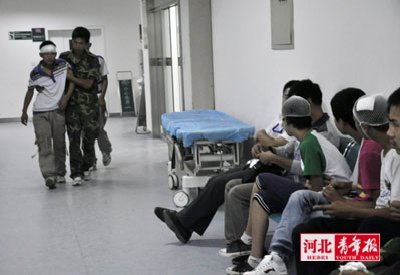 学校与家长起摩擦 40余学生受伤(图)