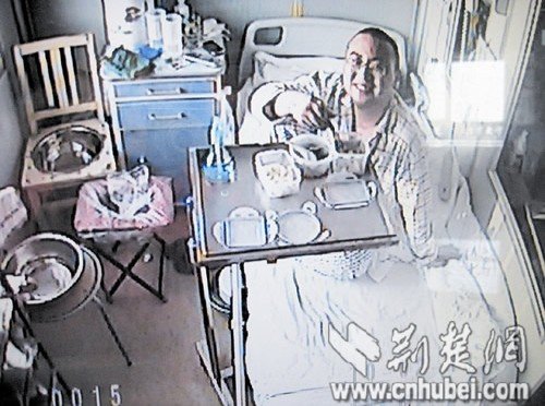 丈夫患癌妻子不离不弃 发帖直播感动万千网友