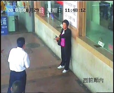 对峙半小时民警成功夺刀(组图)