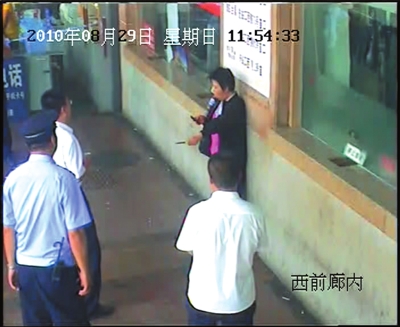 对峙半小时民警成功夺刀(组图)