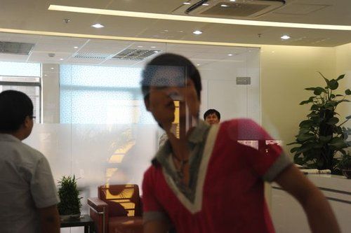 围堵《每日经济新闻》报社大门的男子