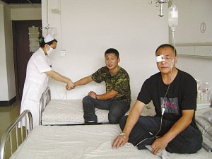 运管员查扣黑车疑遭围殴受伤(组图)