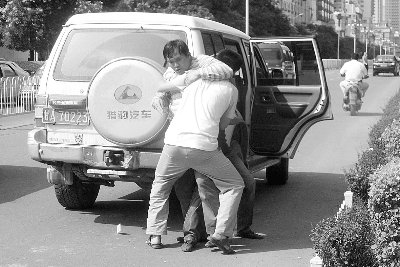 醉汉打司机打乘客再打警察 叫嚣“我是处长”