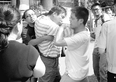 醉汉打司机打乘客再打警察 叫嚣“我是处长”