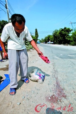 老妇遭遇车祸身亡 血迹延绵500米村路(图)