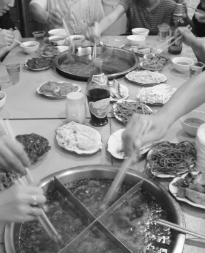 顾客火锅里发现虫子索赔 大堂经理:大不了我吃了