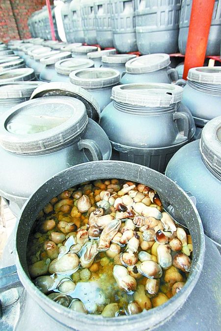 郑州查获2万斤用工业盐腌泡蘑菇(图)