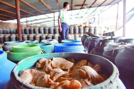 郑州查获2万斤用工业盐腌泡蘑菇(图)
