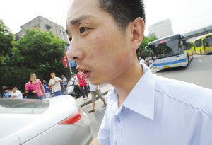 男子掌掴公交司机遭市民围堵