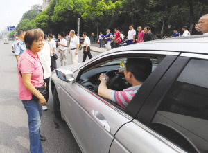 男子掌掴公交司机遭市民围堵