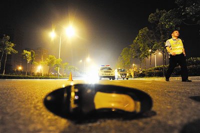 女子遇车祸马路上躺半小时无人过问(图)
