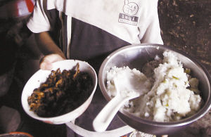 10岁男孩卖水果养活七旬爷爷 每天只吃两顿饭