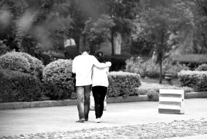 大学新规被批雷人:不准穿吊带不准拥抱和KISS
