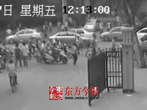 奥迪车撞人后反复碾轧 过路急救人员未施救